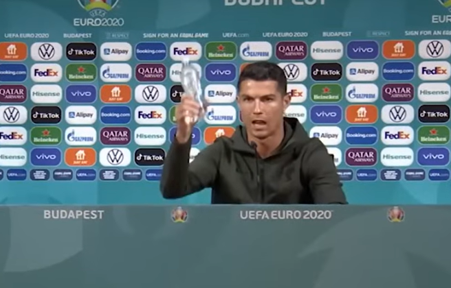 10 Most Embarrassing Live Streaming Accidents: Kanye Steals Taylor's Spotlight！